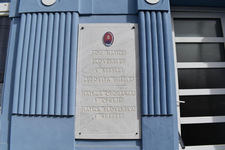 Tabuľa na budove Matice slovenskej v Srbsku v Báčskom Petrovci