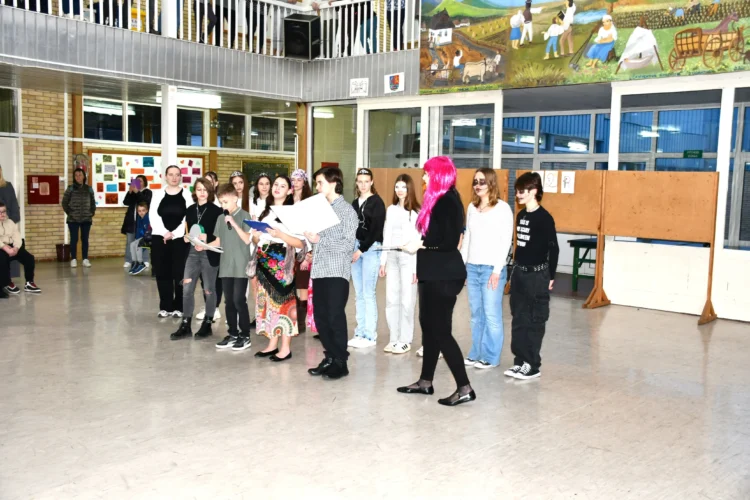 Pri otvorení maškarného plesu