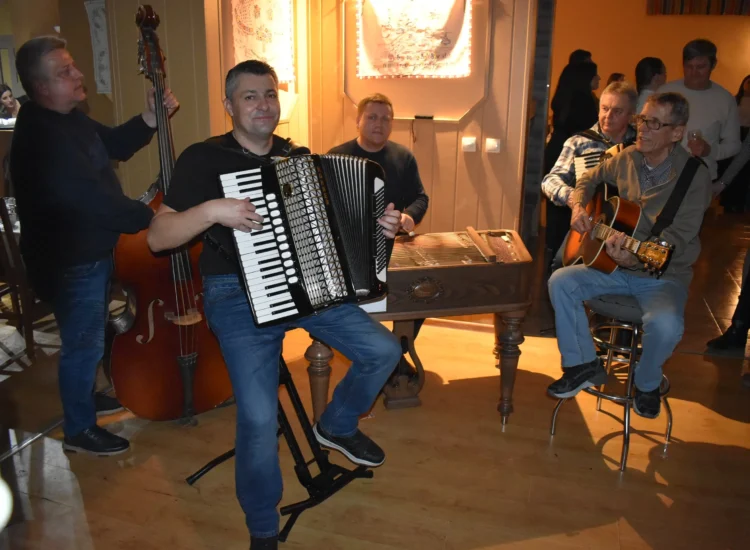 Pivnickí muzikanti za pomoci cimbalistu z Nadlaku