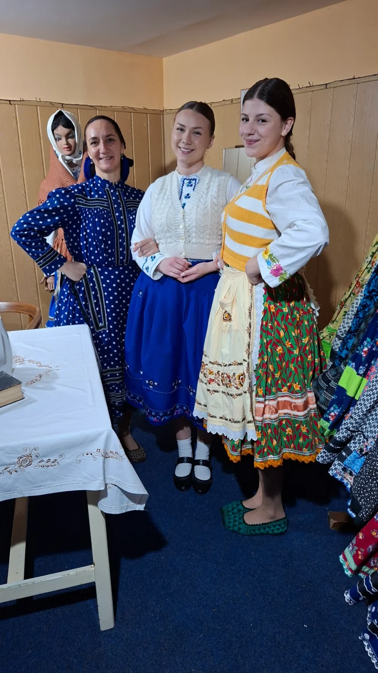 Pivnickí muzikanti za pomoci cimbalistu z Nadlaku