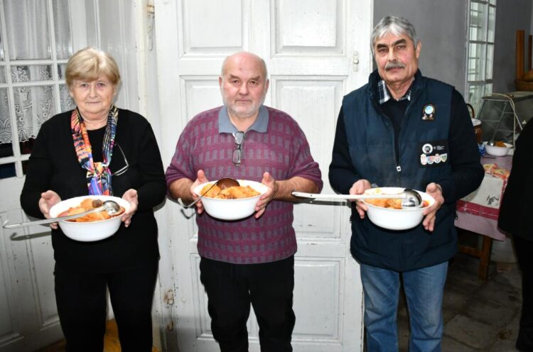 Sármu ponaberali a odniesli na stoly