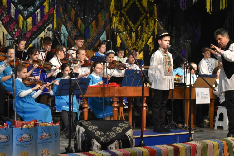 Vysoký počet chlapcov spevákov