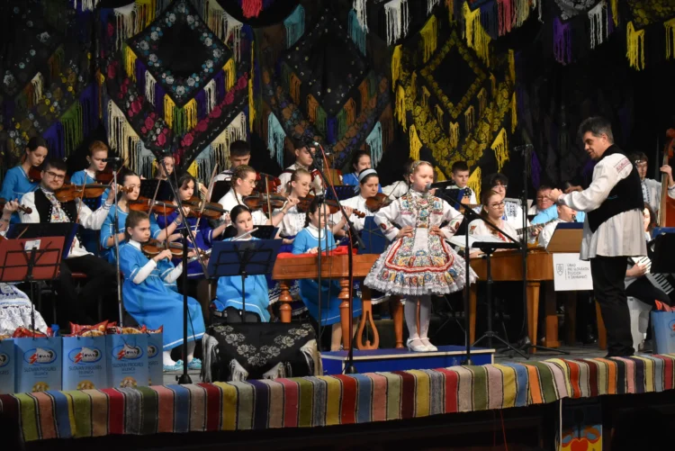 Deti prevádzal 30-členný orchester