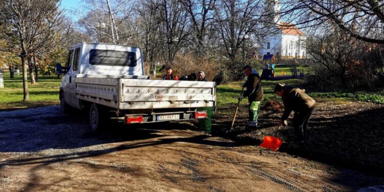 Zamestnanci VKP Komunalac upravujú center Kulpína (foto: z archívu Miestneho spoločenstva Kulpín)