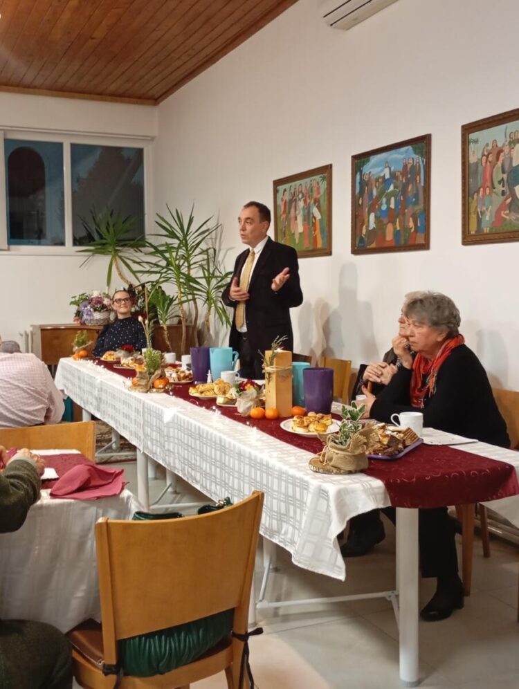 Prítomných na vecierku privítal domáci farár Vladimír Lovás