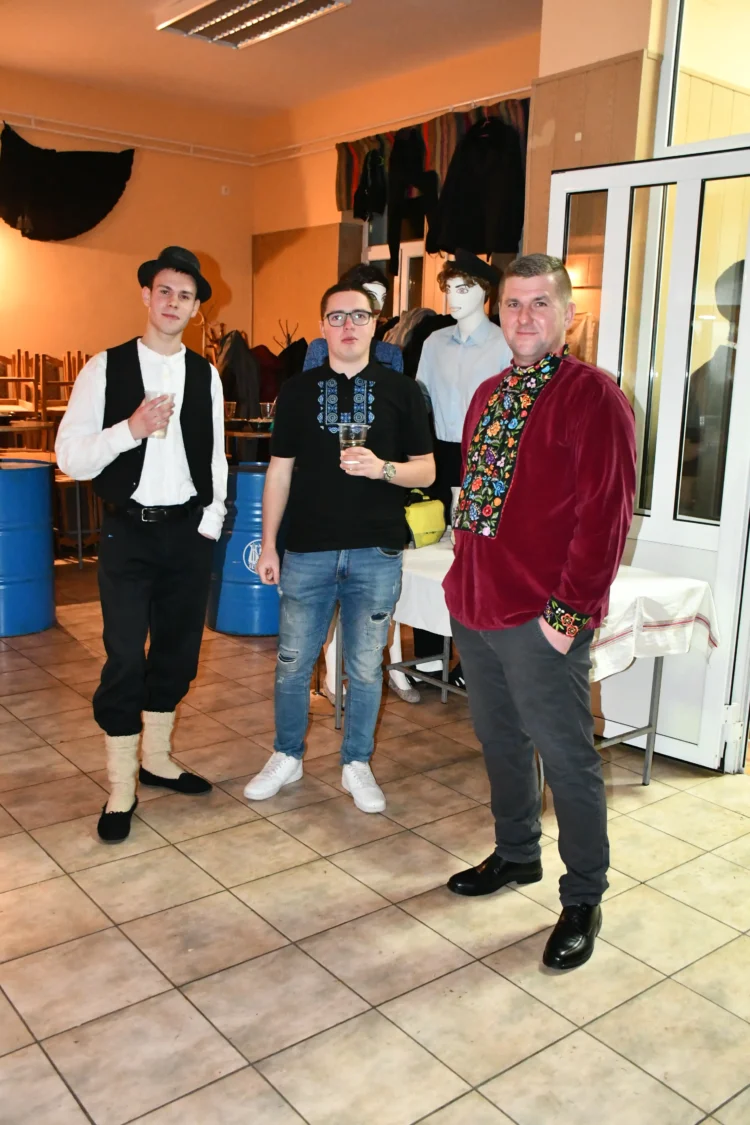 Do kroju sa obliekajú aj chlapci