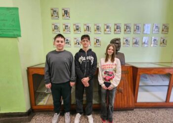 Na oblastnú súťaž z anglického jazyka do Nového Sadu odcestujú: (zľava) Andrej Čmelík, Borivoj Matić a Lana Popovićová (foto: z archívu školy)