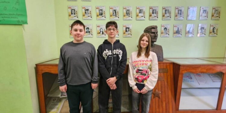 Na oblastnú súťaž z anglického jazyka do Nového Sadu odcestujú: (zľava) Andrej Čmelík, Borivoj Matić a Lana Popovićová (foto: z archívu školy)