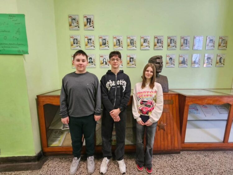 Na oblastnú súťaž z anglického jazyka do Nového Sadu odcestujú: (zľava) Andrej Čmelík, Borivoj Matić a Lana Popovićová (foto: z archívu školy)