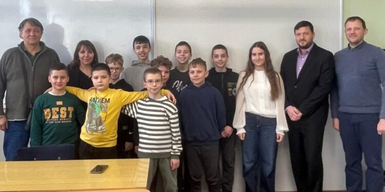 Účastníci súťaže z matematiky s učiteľmi (foto: z archívu ZŠ J. A. Komenského) 