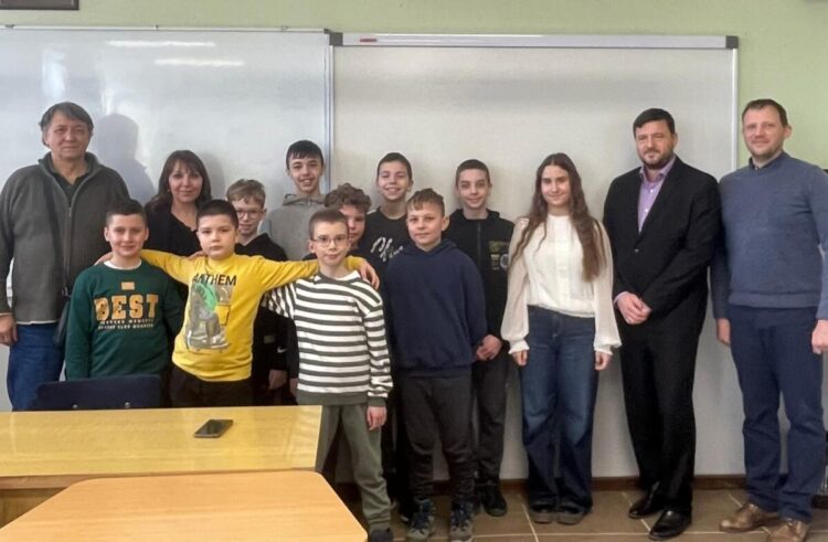 Účastníci súťaže z matematiky s učiteľmi (foto: z archívu ZŠ J. A. Komenského) 