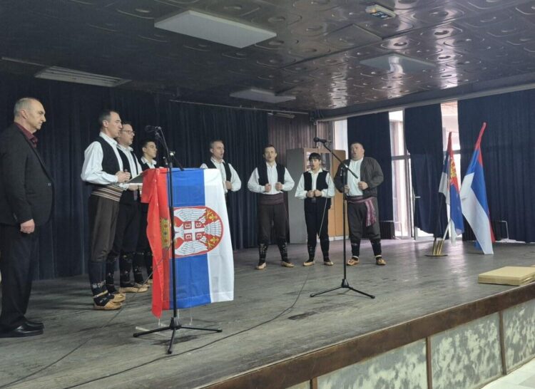 Zdenko Gašić a miestna spevácka skupina