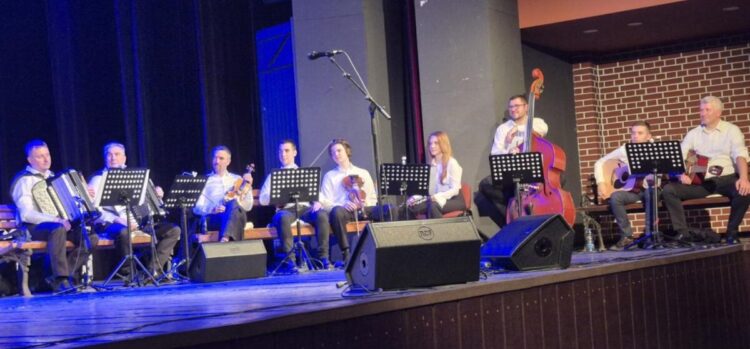 Ľudový orchester pracoval pod vedením Mária Mitnávera