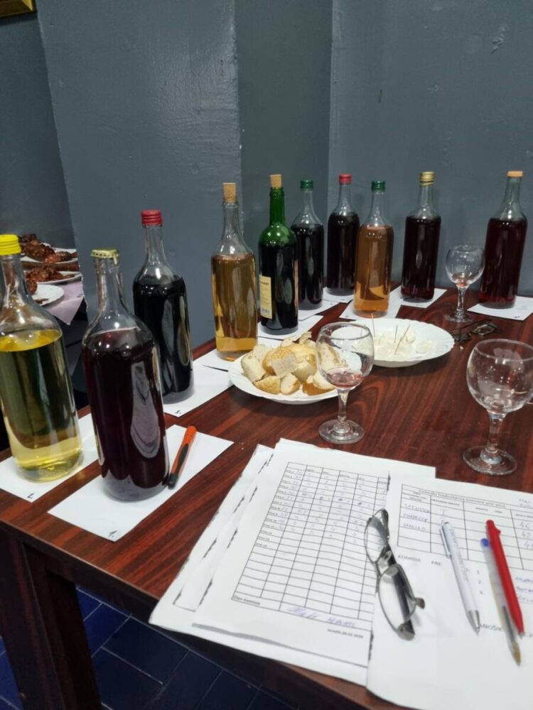 Komisia vybrala 3 najlepšie z 12 vzoriek vín