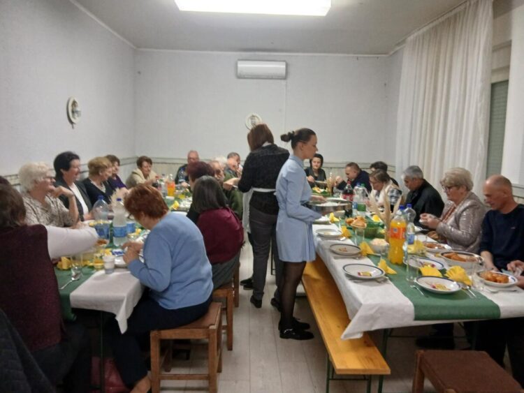 Návštevníci na Kukuričných hodoch v miestnostiach KUS Zvolen