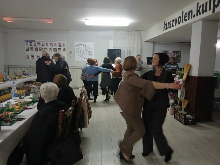Návštevníci na Kukuričných hodoch v miestnostiach KUS Zvolen