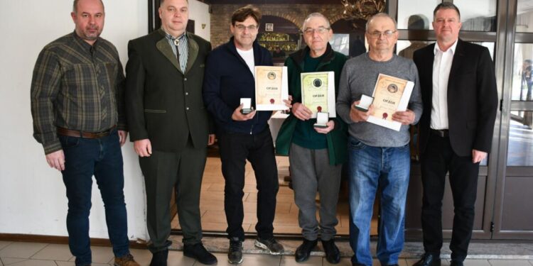 Vedenie medailami odmenilo troch lovcov