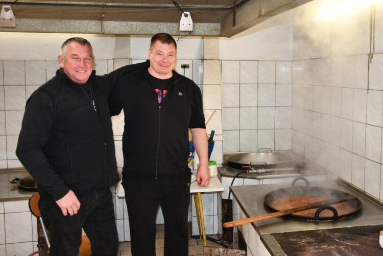 Kuchár Ján Stracinský (vpravo) s Ondrejom Hlaváčom