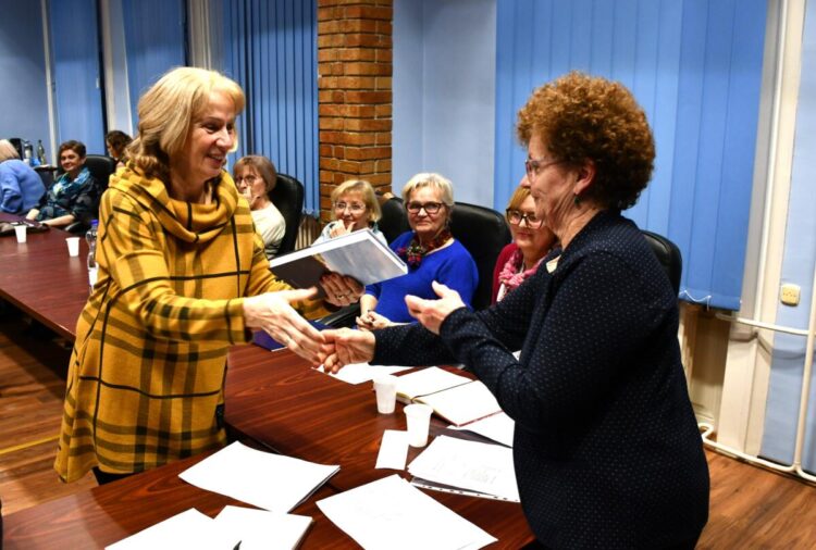 Do daru dostali aj publikáciu petrovských matičiarov