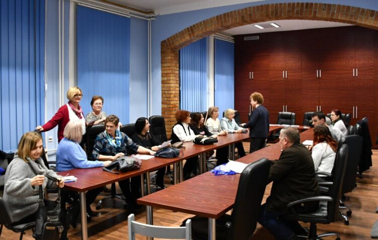 Speváci Komorného zboru Musica viva na skúške