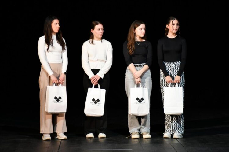 Žiačky stredoškolského veku