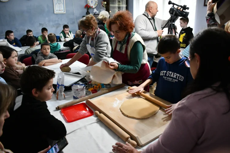 Viacerí sa zapojili do vaľkania a vykrajovania medovníkov