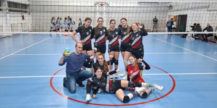 Víťazný tím Kulpínčaniek s trénerom Stanislavom Zimom  (Foto: z archívu VK Kulpín)