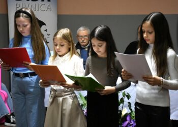 Žiačky 3. 1 prečítali úryvok z knihy Dobrodružstvo žaby Ľuby a bociana Jana