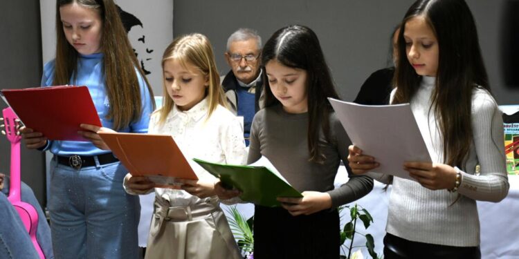 Žiačky 3. 1 prečítali úryvok z knihy Dobrodružstvo žaby Ľuby a bociana Jana