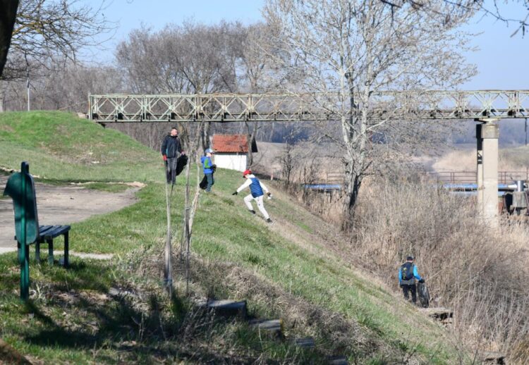 Aj okolo mostov bolo dosť odpadu