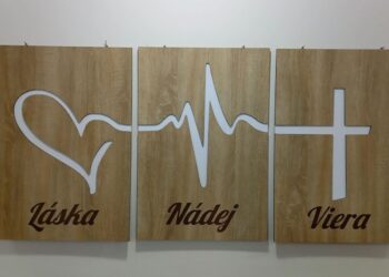 Nový obraz vyvesený v sále – dar kovačického CZ