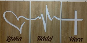 Nový obraz vyvesený v sále – dar kovačického CZ