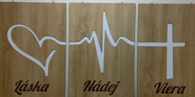 Nový obraz vyvesený v sále – dar kovačického CZ