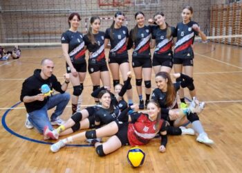 Kulpínčanky s trénerom Stanislavom Zimom oslavovali ďalšie víťazstvo. Foto: z archívu VK Kulpín