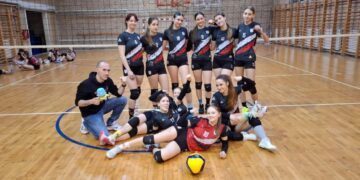 Kulpínčanky s trénerom Stanislavom Zimom oslavovali ďalšie víťazstvo. Foto: z archívu VK Kulpín