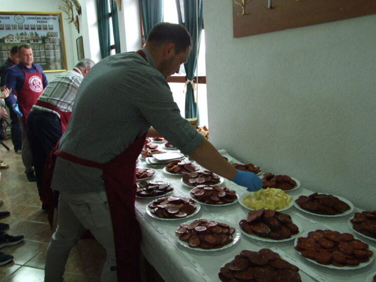 Nechýbala ani koštovka klobás