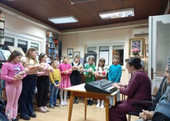 V kultúrno-umeleckom programe vystúpili mladí chóristi – žiaci 3. 1 triedy