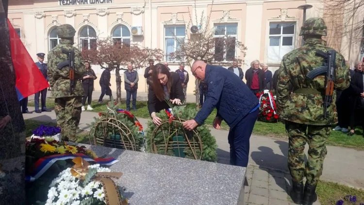 Záber z kladenia kvetov a vencov k pomníku v strede Starej Pazovy