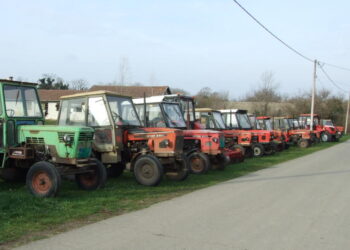Traktory poľnohospodárov Kulpína pripravené na akciu rovnania poľných ciest