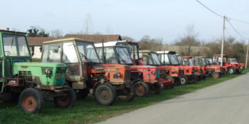 Traktory poľnohospodárov Kulpína pripravené na akciu rovnania poľných ciest