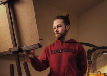 Jeden obraz namaľuje v jednom sedení, v priebehu niekoľkých hodín