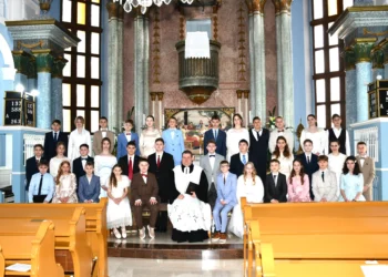 Petrovskí konfirmandi a farár Ján Vida