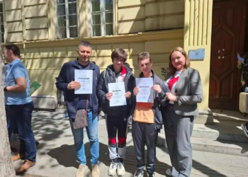 Zľava: Borislav Žarkov, Luka Petrov, Vasil Barca a Anna Srdićová (foto: z archívu školy)