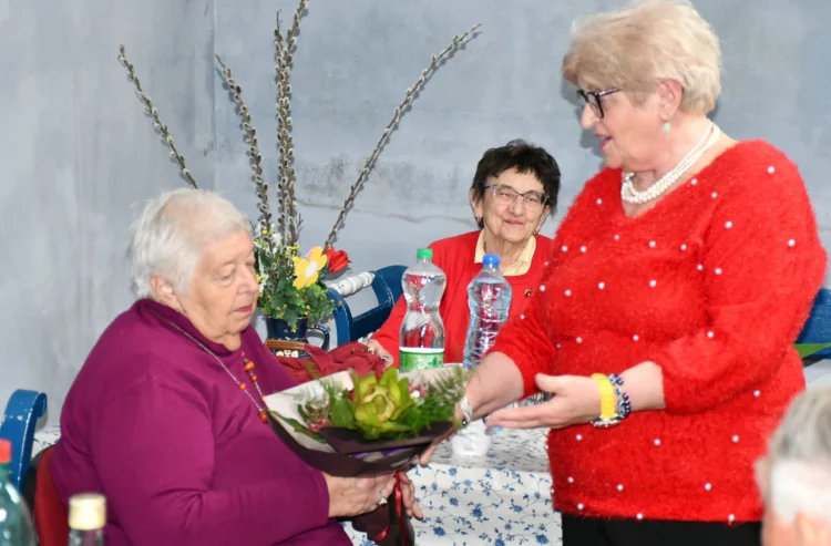 Kytica kvetov pre spisovateľku Vieru Benkovú