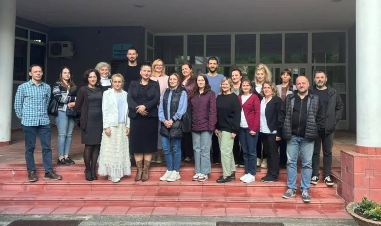 Spoločná fotografia účastníkov seminára a školiteliek (Foto: z archívu školy)