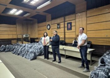 V mene Obce Stará Pazova prítomných vo veľkej sieni pozdravil predseda Đorđe Radinović (v strede)