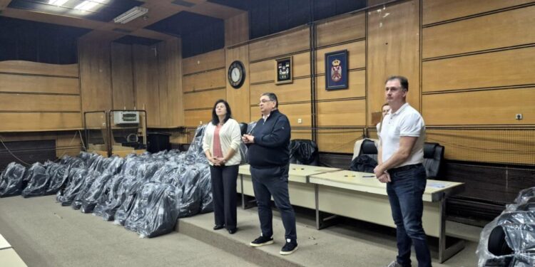 V mene Obce Stará Pazova prítomných vo veľkej sieni pozdravil predseda Đorđe Radinović (v strede)