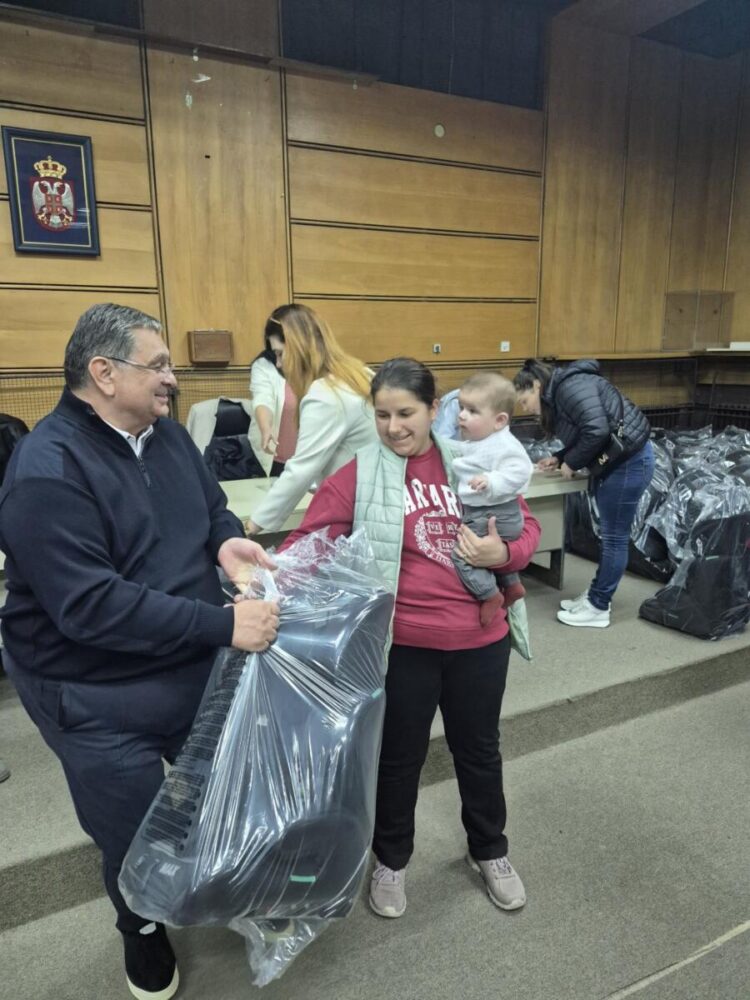 Z udeľovania detských autosedačiek v Starej Pazove