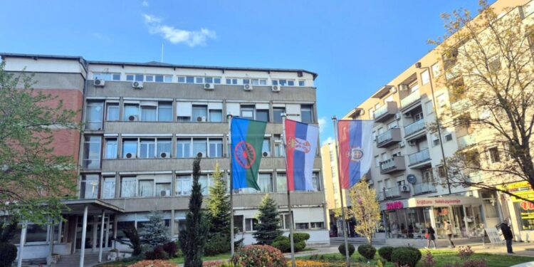 Vztýčená aj rómska vlajka pred budovou ZO Stará Pazova