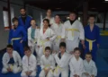 Časť detí z Džudo klubu Mladosť 26 z Petrovca s trénerom Jovanom Simićom